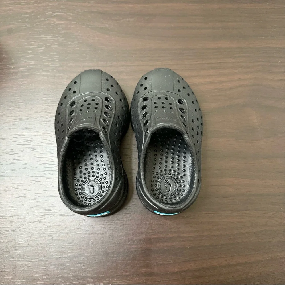 Native Robbie Sugarlite Slip-On Shoe Black Size 4 Kids, Waterproof, Outdoor, New